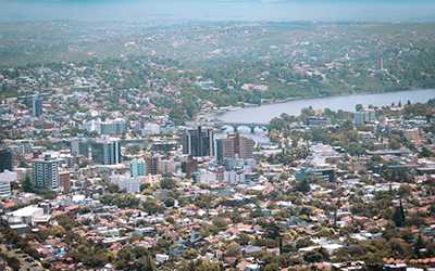 Imagen aérea de la Ciudad de Villa Carlos Paz en Córdoba Argentina.